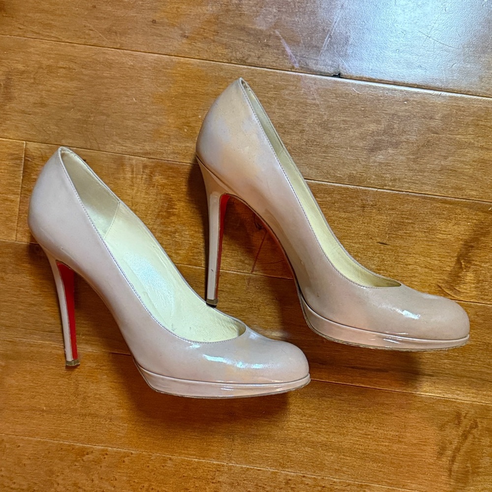 Christian Louboutin 40.5 Patent Pumps excellent condition